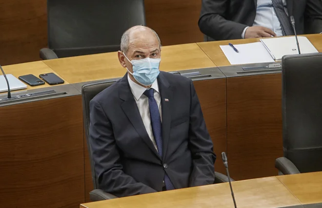 Vlada se zdi trdna, javnost pa je glede njene prihodnosti razklana. FOTO: Blaž Samec/Delo