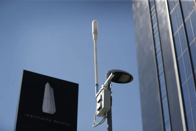 Senzor kakovosti zraka in elektromagnetnega valovanja pred Kristalno palačo v BTC v Ljubljani je vzbudil veliko zanimanje javnosti. FOTO: Leon Vidic/Delo