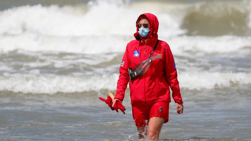 Fotografija: Glede nošenja mask so posebno strogi v letoviških krajih ob morju. Foto Reuters