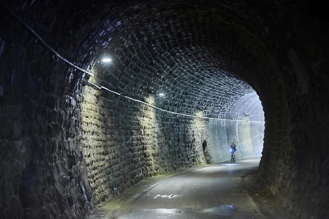 Ob Štrekni srečate številne zanimive objekte, kot denimo obnovljen nekdanji železniški most v Slovenj Gradcu, nekdanja predora v Mislinji in Gornjem Doliču ter pri slednjem še kamniti viadukt. FOTO: Strekna.si