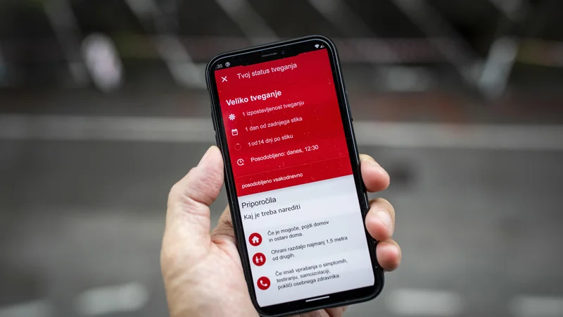 Fotografija: Aplikacija za spremljanje stikov z okuženimi bo temeljila na nemški odprtokodni tehnologiji. FOTO: Voranc Vogel/Delo
