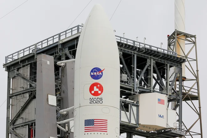Raketa Atlas 5 podjetja United Launch Alliance je ena največjih raket za medplanetarne odprave. S to raketo je Nasa na Mars poslala tudi rover Curiosity in lander Insight. FOTO: Joe Skipper/Reuters