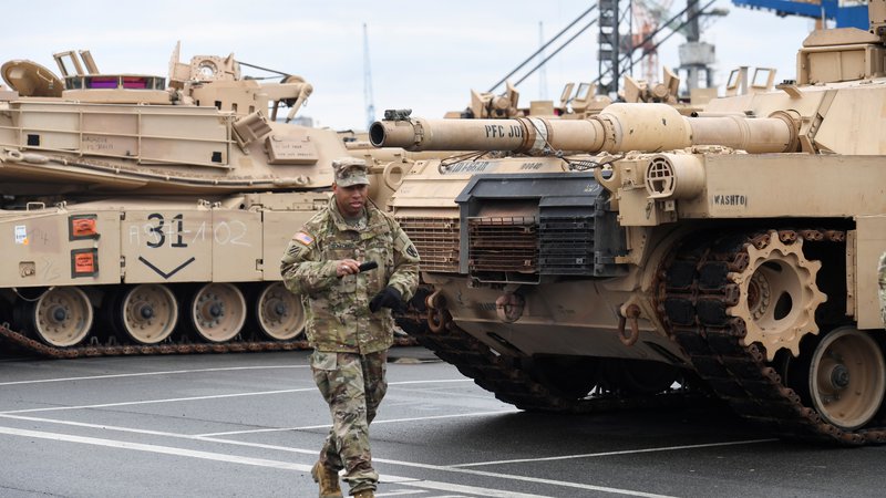 Fotografija: Ameriški tanki, tovornjaki in druga vojaška oprema bodo skupaj z delom ameriške vojske zapustili Nemčijo. FOTO: Reuters