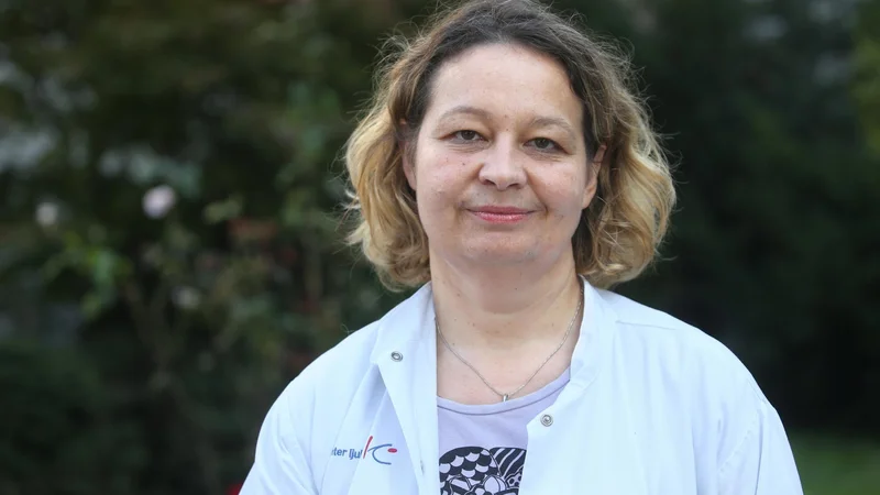Fotografija: Mateja Logar pravi, da ima znotraj dveh mesecev še dobra tretjina tistih, ki so preboleli covid-19, težave z utrujenostjo in zmanjšano fizično sposobnostjo. Opisujejo občutek tiščanja v prsnem košu. FOTO: Igor Zaplatil/Delo