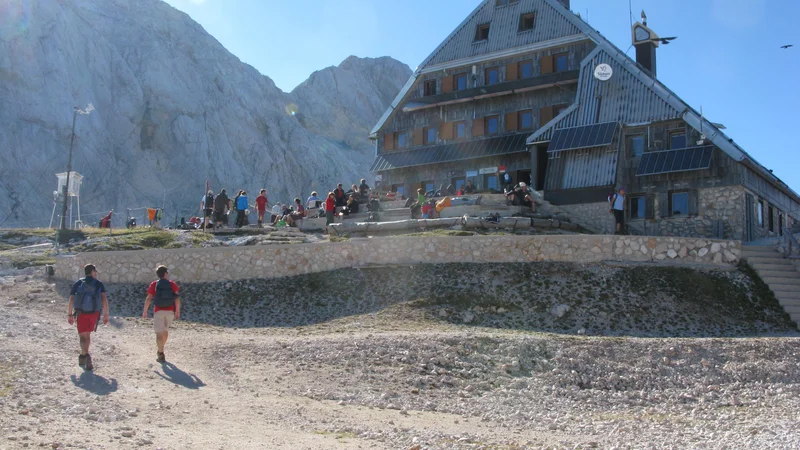 Fotografija: Planinska zveza Slovenije s prostovoljci bo skupaj z oskrbnikom in osebjem doma predstavila moto akcije »Biti inkluziven«. Foto Blaž Račič