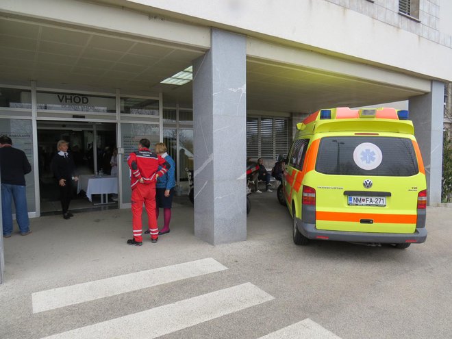Glede na bolnišnični protokol so sprejeli potrebne varovalne ukrepe, zagotavljajo v bolnišnici. FOTO: Bojan Rajšek/Delo