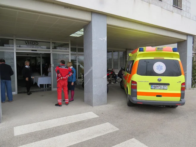 Glede na bolnišnični protokol so sprejeli potrebne varovalne ukrepe, zagotavljajo v bolnišnici. FOTO: Bojan Rajšek/Delo