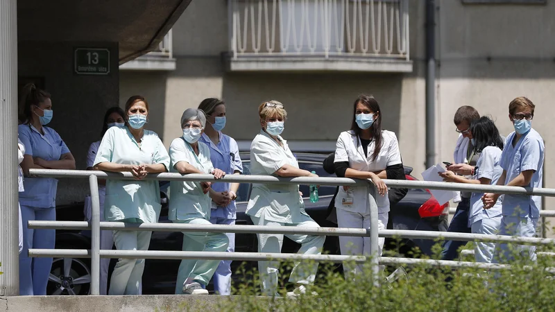 Fotografija: Medicinsko osebje infekcijske klinike je 1. junija pozdravljalo vojaška letala, ki so jih preletela v znak konca epidemije. Danes so okuženi spet tu. Foto Leon Vidic