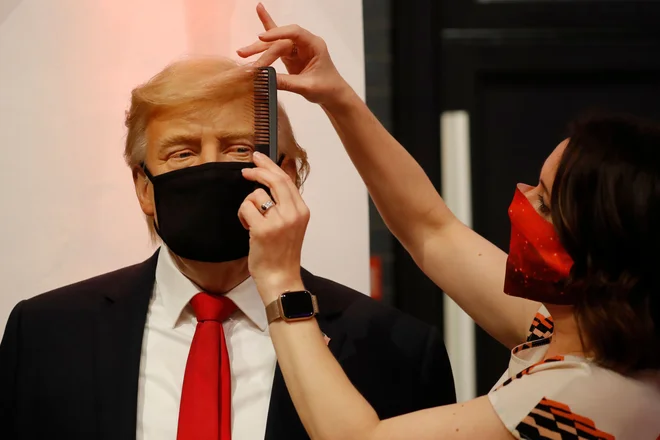 Zadnje urejanje voščene lutke Donalda Trumpa v muzeju&nbsp;Madame Tussaud. FOTO: Tolga Akmen/AFP
