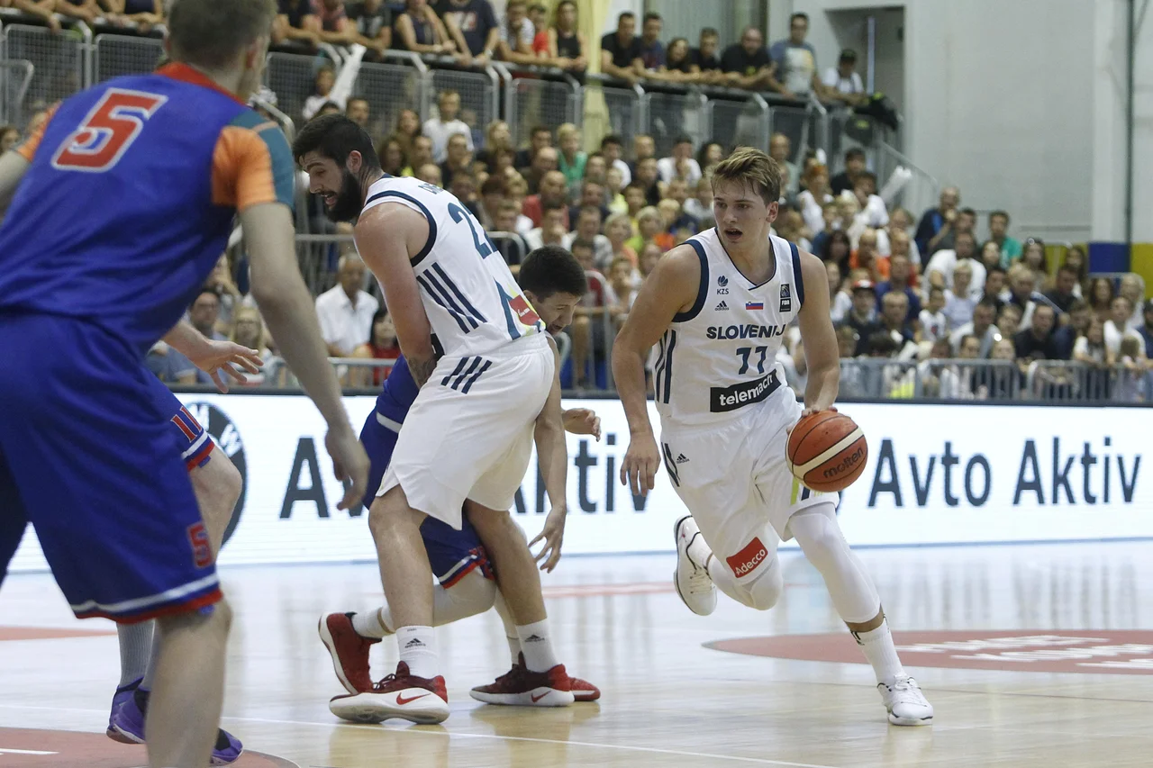 Fotografija: 30. julija 2017 je Luka Dončić odigral prvo tekmo v slovenskem dresu v Rogaški Slatini, letos ga šele čaka glavni del lige NBA. FOTO Leon Vidic