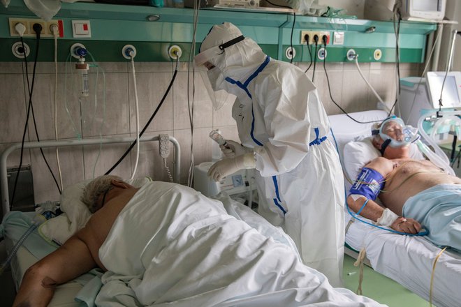 V Srbiji še vedno vsak dan potrdijo več kot 300 okužb s koronavirusom, podobno je v BIH. FOTO: Marko Djurica/Reuters