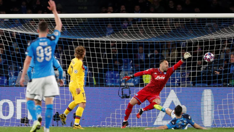 Fotografija: Na prvi tekmi v Neaplju (1:1 je Antoine Griezmann (v rumenem) prinesel Barceloni izenačenje po golu gostiteljev, ki ga je dosegel Dries Mertens. FOTO: Guglielmo Mangiapane/Reuters