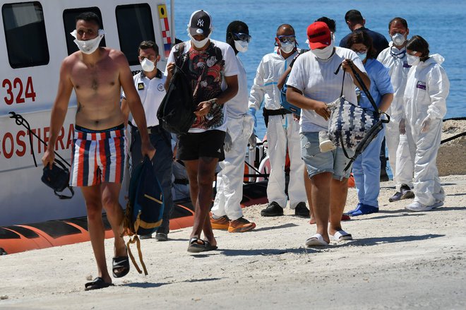 Migranti iz Tunizije so se izkrcali na Lampeduzi. FOTO: Alberto Pizzoli/AFP
