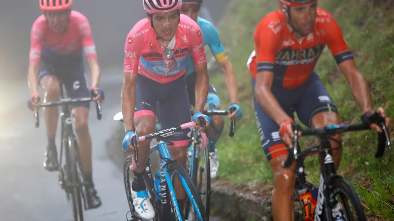 Fotografija: Lanski zmagovalec Gira Richard Carapaz (v sredini) in Vincenzo Nibali (desno) bosta med favoriti tudi na letošnji dirki po Italiji. FOTO: Luk Benies/AFP