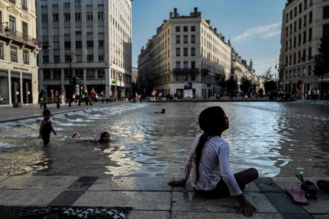 V Franciji število okužb narašča kljub vročinskemu valu. FOTO: Jeff Pachoud/AFP