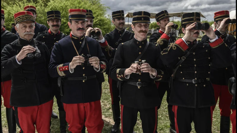 Fotografija: Film Romana Polanskega se začne januarja 1895 z Dreyfusovo javno degradacijo. Foto Promocijsko Gradivo
