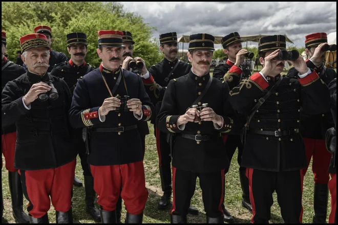 Film Romana Polanskega se začne januarja 1895 z Dreyfusovo javno degradacijo. Foto Promocijsko Gradivo