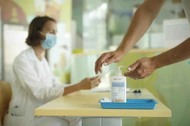 Če je do zdaj sistem hodil po robu, ga je epidemija potisnila čez rob. FOTO: Jure Eržen