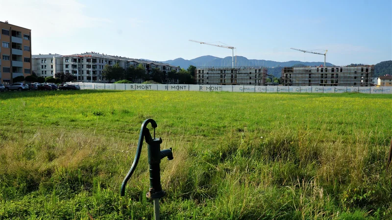 Fotografija: V stanovanjski soseski Dečkovo naselje raste šest stanovanjskih blokov, kar bo stalo 14 milijonov evrov. FOTO: Brane Piano