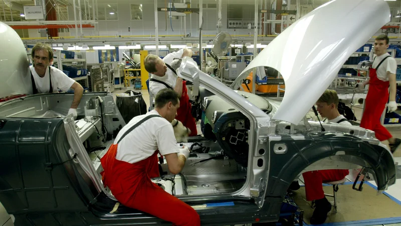 Fotografija: Slovenskim dobaviteljem se v avtomobilski industriji še vedno ponujajo priložnosti na več trgih srednje in vzhodne Evrope.
FOTO: Laszlo Balogh/Reuters