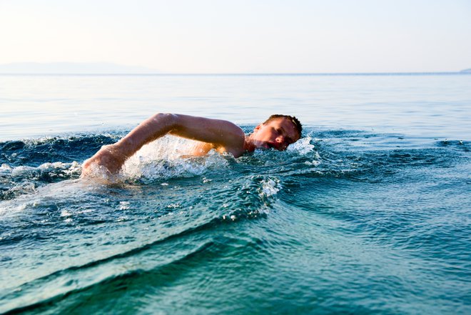 Tako kot druge športne dejavnosti tudi plavanje v odprtih vodah prilagodimo svojemu znanju in pripravljenosti. FOTO: Shutterstock