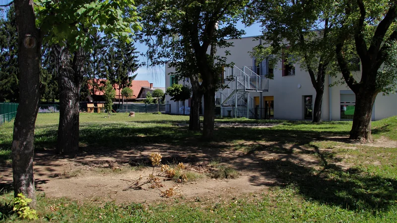 Fotografija: Preden je financiranje prevzelo ministrstvo za okolje, je na zahtevo staršev občina zemljo najprej zamenjala v vrtcu na Hudinji. FOTO: Brane Piano