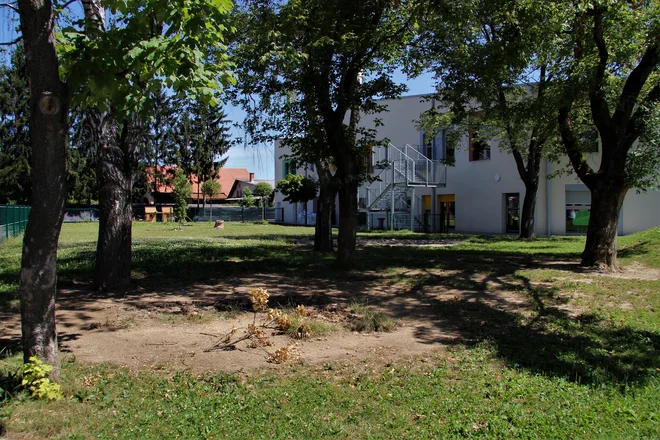Preden je financiranje prevzelo ministrstvo za okolje, je na zahtevo staršev občina zemljo najprej zamenjala v vrtcu na Hudinji. FOTO: Brane Piano