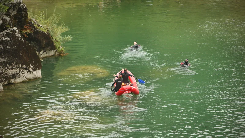 Fotografija: Pristojne službe so posledice onesnaženosti odstranile. Fotografija je simbolična. FOTO: Jure Eržen/Delo
