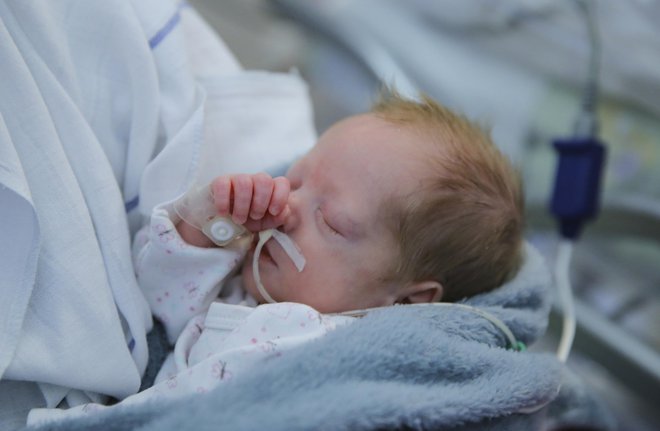 V prvih šestih mesecih življenja je po svetu izključno dojenih le 41 odstotkov dojenčkov, ugotavlja Unicef. FOTO: Jože Suhadolnik/Delo