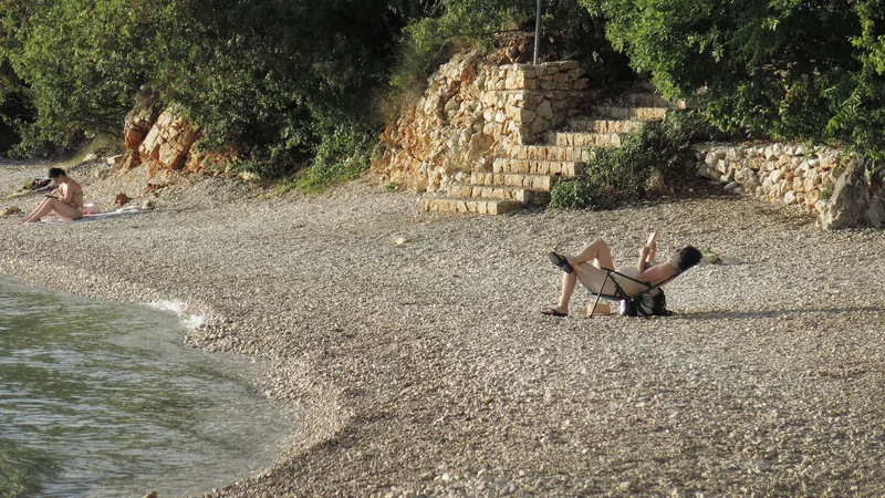 Fotografija: Letos je dopust pri sosedih drugačen. Fotografija je nastala julija na Krku. FOTO: Leon Vidic/Delo