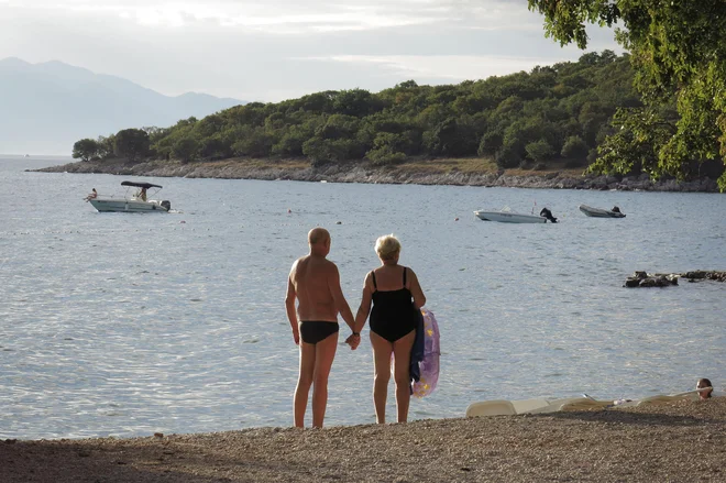 Na dopustu se sprostite, a vseeno ne pozabite, da morate spremljati epidemiološko sliko v državi, kjed dopustujete. FOTO: Leon Vidic/Delo
