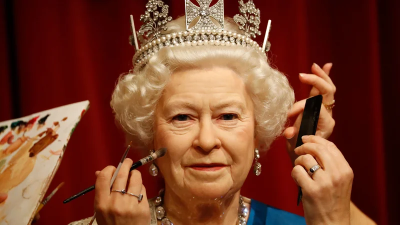 Fotografija: Ali je to prava kraljica ali le voščena lutka? Umetniki urejajo še zadnje podrobnosti voščenim figuram. Muzej Madame Tussauds se v Londonu pripravlja, da bo v Angliji ponovno odprl svoja vrata za javnost. FOTO: Tolga Akmen/AFP