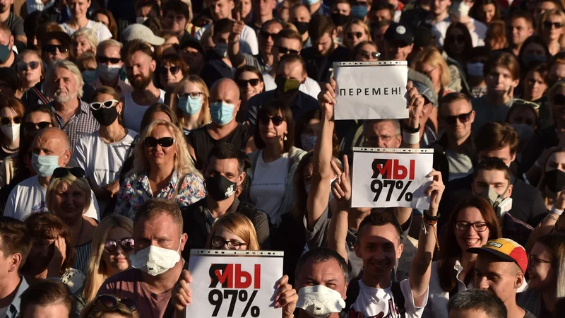 Fotografija: V beloruski prestolnici se je v četrtek zbralo več deset tisoč podpornikov sprememb na čelu države. FOTO: Sergej Gapon/AFP