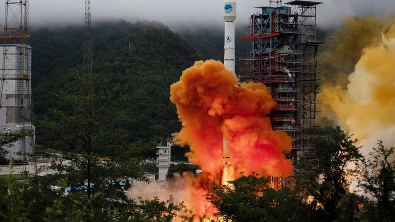 Fotografija: Včeraj je partijski in državni voditelj Xi Jinping, ki je tudi vrhovni poveljnik oboroženih sil, slovesno razglasil, da je navigacijski satelitski sistem BeiDou-3 (BDS-3) kompletiran. FOTO: China Daily/Reuters