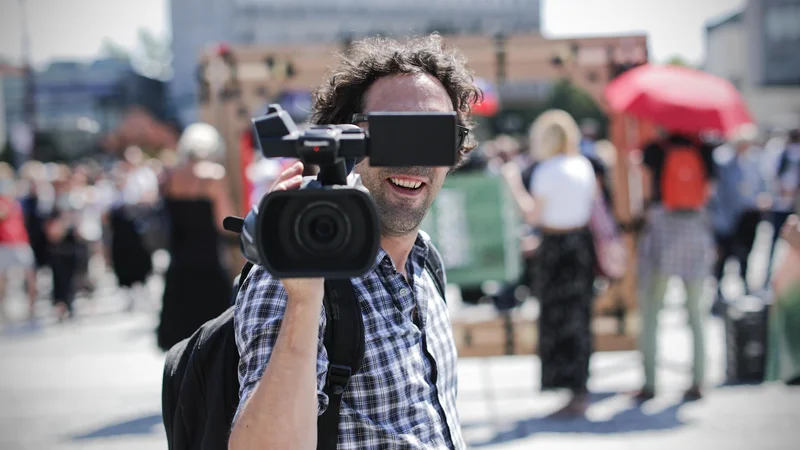 Fotografija: Javni linč ima največkrat majhen vžig. Neki zasebnik objavi na twitterju fotografijo, denimo s petkovih protestov, nato objavo začnejo širiti določeni strankarski mediji. FOTO: Uroš Hočevar/Delo