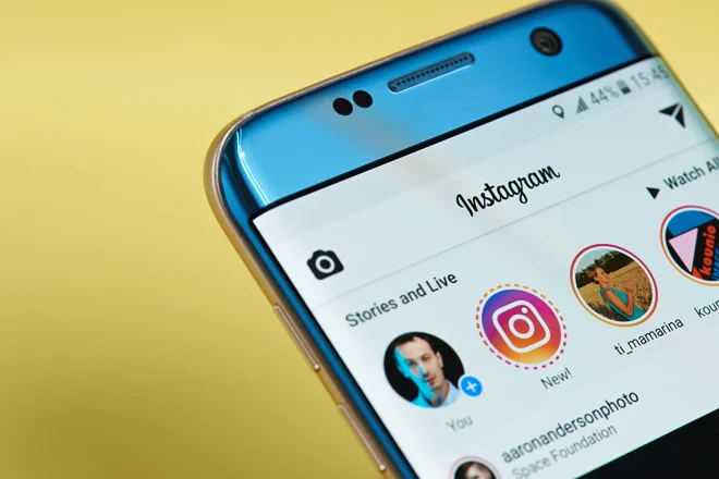 Majhni krogci na vrhu aplikacije so se najprej imenovali reels. Nato pa je padla odločitev, da instagram ne bo skrival, da posnema snapchat. Krogci se tako imenujejo zgodbe. FFOTO: Shutterstock