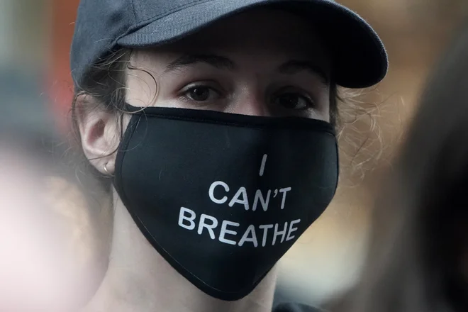 Udeleženka petkovega protesta pred Trumpovim nebotičnikom na newyorškem Manhattnu.&nbsp;Foto Carlo Allegri Reuters