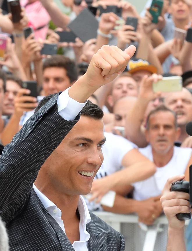Zadnje mesto najboljše deseterice je ujel Cristiano Ronaldo, ki z več kot 322 milijoni sledilec na družabnih omrežjih ostaja najbolj priljubljen športnik. FOTO: Reuters/Massimo Pinca