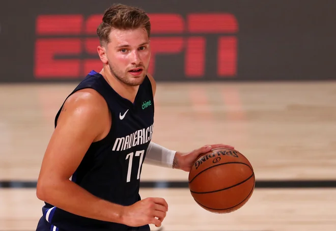 Luka Dončić je tekmo končal nekaj sekund pred koncem zaradi osebnih napak. FOTO: Mike Ehrmann/AFP