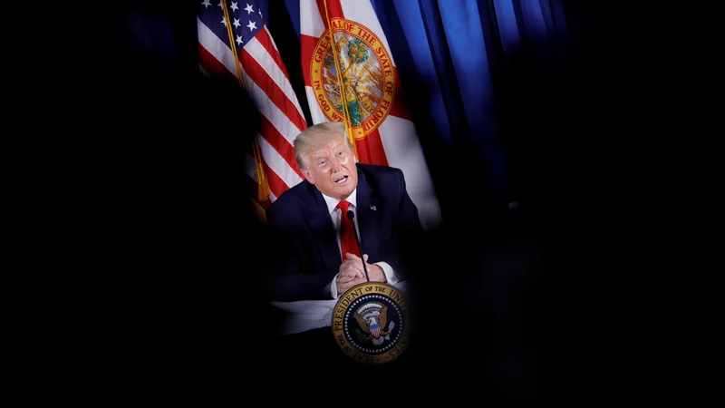 Fotografija: Donald Trump gre v boj s priljubljenim družbenim omrežjem. FOTO: Tom Brenner/Reuters