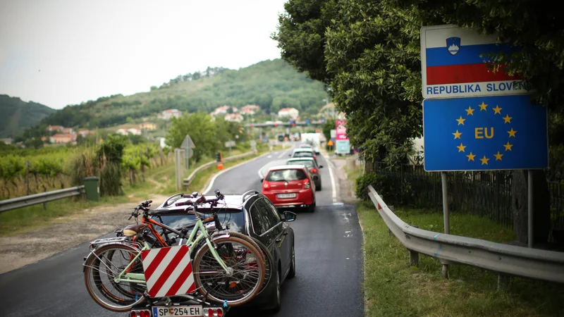 Fotografija: Na mejnih prehodih je gneča. FOTO: Jure Eržen/Delo