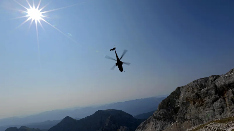 Fotografija: Planinska zveza Slovenije ureja prevoz pokojnika v domovino in varno vrnitev ostalih članov alpinističnega tabora. Fotografija je simbolična. FOTO: Matej Družnik/Delo