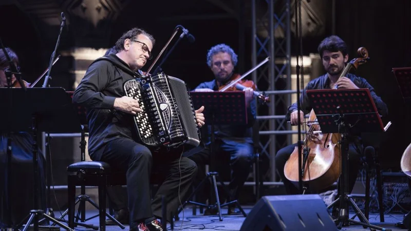 Fotografija: Richard Galliano je nastopil z italijanskim komornim orkestrom I Solisti Aquilani in flavtistom Massimom Mercellijem. Foto Festival Ljubljana