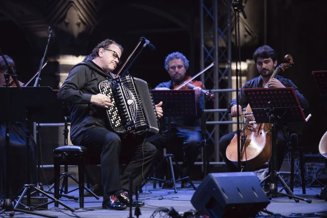 Richard Galliano je nastopil z italijanskim komornim orkestrom I Solisti Aquilani in flavtistom Massimom Mercellijem. Foto Festival Ljubljana