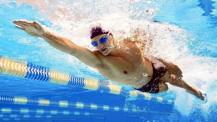Fotografija: Ker je dihanje med plavanjem omejeno s plavalno tehniko, dihamo z nižjo frekvenco in večjim dihalnim volumnom v primerjavi s podobno intenzivnim naporom na kopnem. FOTO: Shutterstock