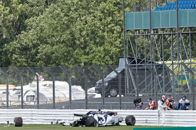 Daniil Kvjat je povsem razbil dirkalnik. FOTO: Andrew Boyers/AFP