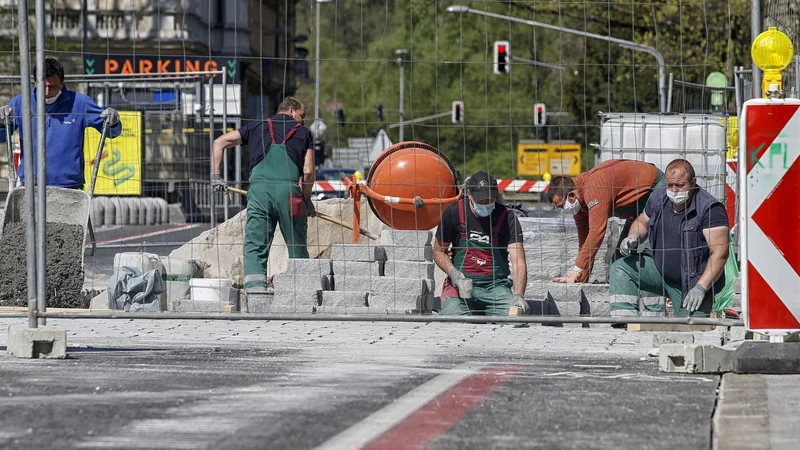 Fotografija: Med epidemijo nikomur med nami ni lahko, še težje pa je tistim, ki so ločeni od bližnjih. FOTO: Blaž Samec/Delo