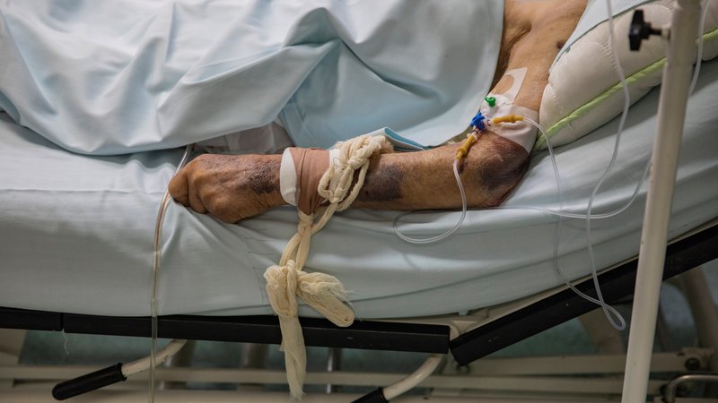 Fotografija: Pacient s covidom v beograjski bolnišnici. FOTO: Marko Djurica Reuters