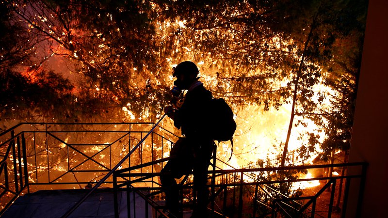 Fotografija: Velik problem je v obmorskih letoviščih, kjer so poseljeni deli tudi pogozdeni, kot pri požarih na Hrvaškem ali prejšnji mesec v Grčiji. FOTO: Reuters