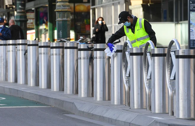 Življenje v avstralskem Melbournu se je spet upočasnilo. FOTO: William West/AFP